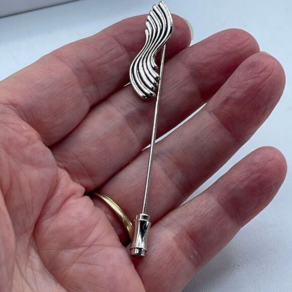 Vintage Sarah Coventry silver tone wave stick pin. - Picture 3 of 6